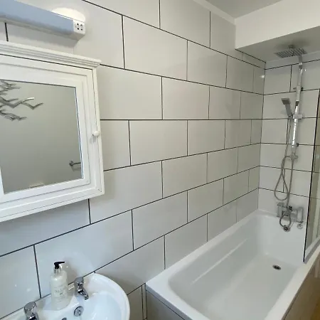 The North Bay Hideaway, Скарборо